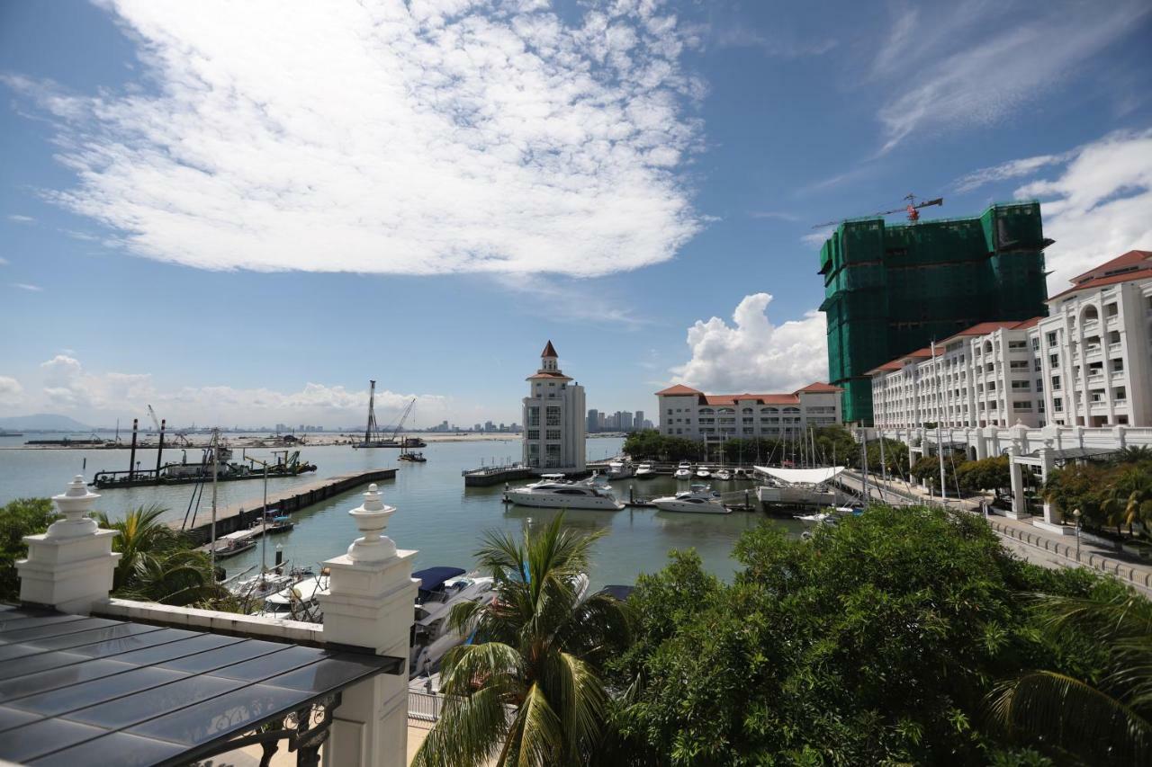The Straits Quay Marina By Messina Clive *